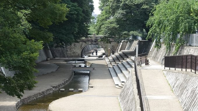 一条戻橋　橋上から南方向を眺望する