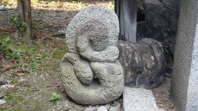 文子天満宮　妙見さんの巳の石像